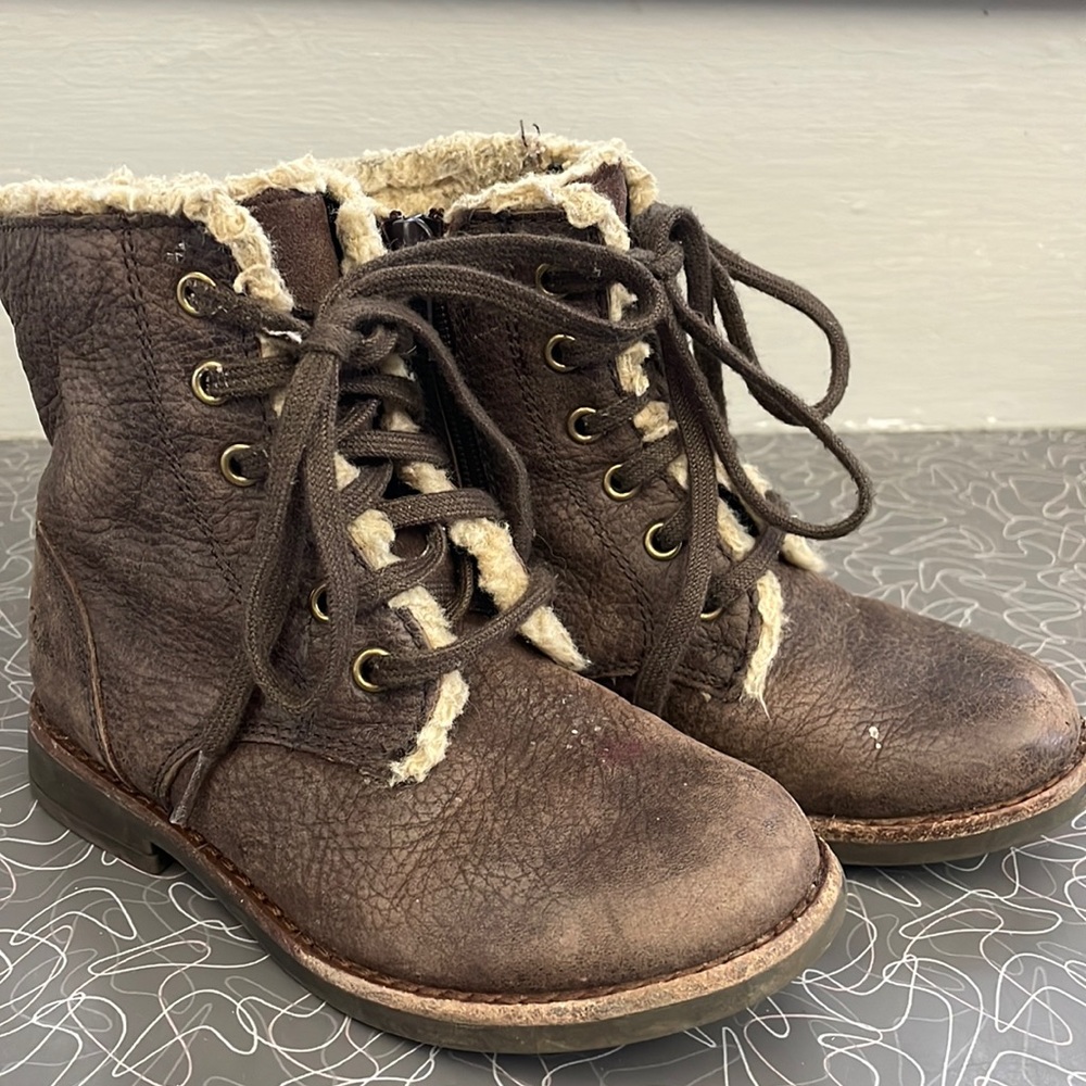 Clarks Girls Genuine Leather boots size 8.5